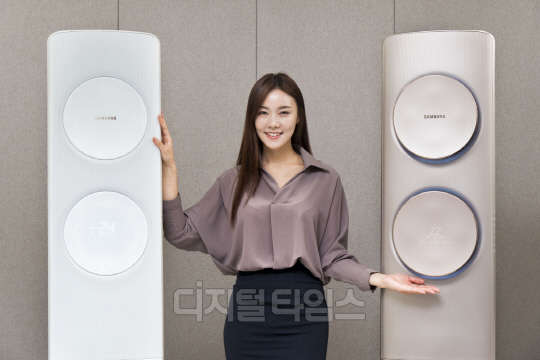삼성전자는 무풍에어컨 'Q9500' 시리즈에 13종 신규 라인업을 출시한다고 23일 밝혔다. 삼성전자 모델이 23일 삼성전자 수원사업장 생활가전동 프리미엄 하우스에서 무풍에어컨 'Q9500'을 소개하고 있다. <삼성전자 제공>